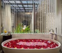 Villa Karang Kembar 3, La baignoire de maître